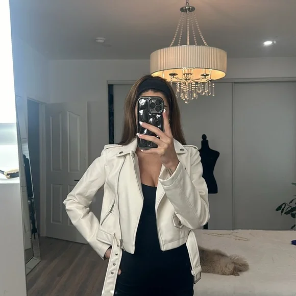 🤍 - Picture 3 of 7